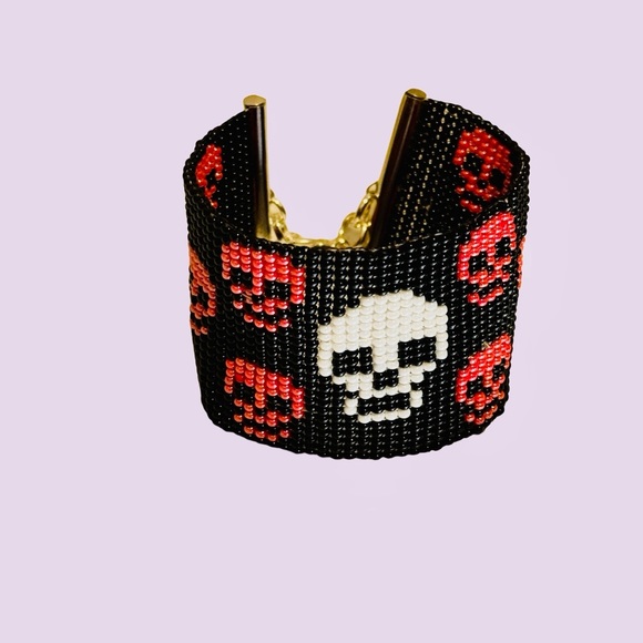 Handcrafted pink and white skulls on black seed bead bracelet adjustable - Picture 3 of 8
